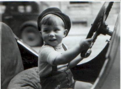 Klaus im Auto  1949 ~ 15 kb