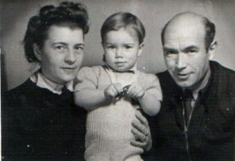 Klaus und Eltern 1948~15kb